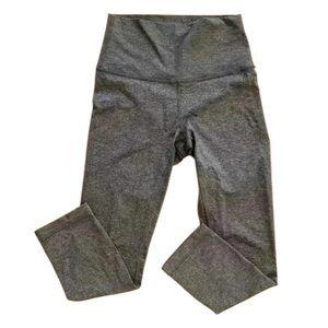 Lululemon Women's gray cropped athletic leggings size 4  excellent condition